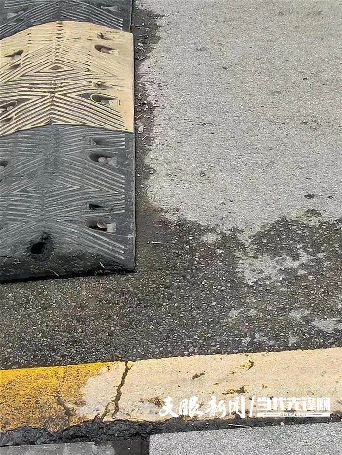 DƬ